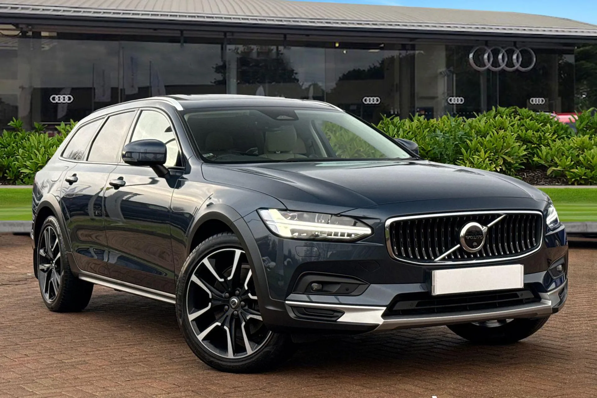 AB68RNE Volvo V90 Cross Country 2.0 B5 MHEV Ultimate Auto AWD Euro 6 (s/s) 5dr Image #1