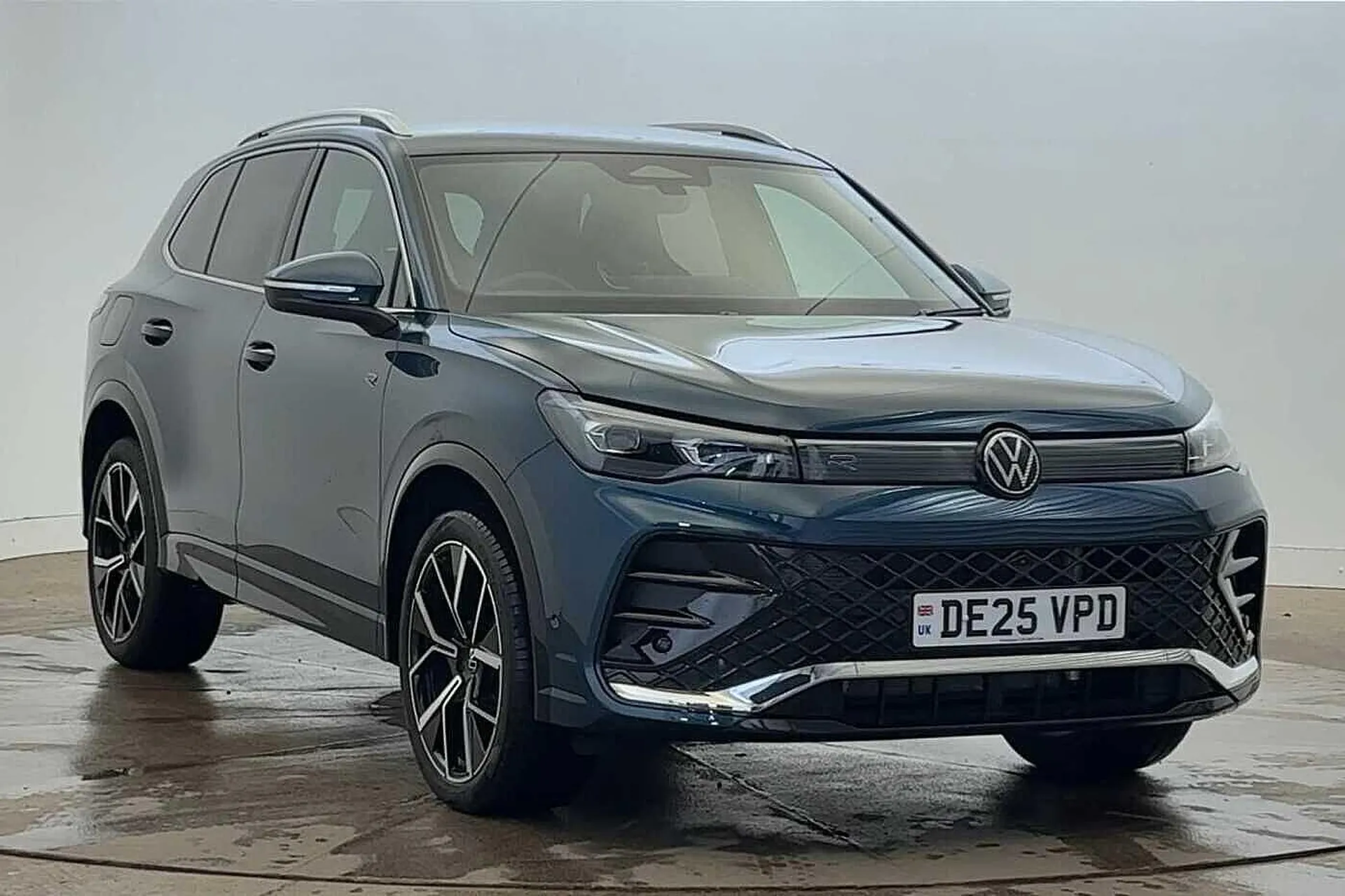 DE25VPD Volkswagen Tiguan 1.5 TSI 272 eHybrid R-Line 5dr DSG Image #1