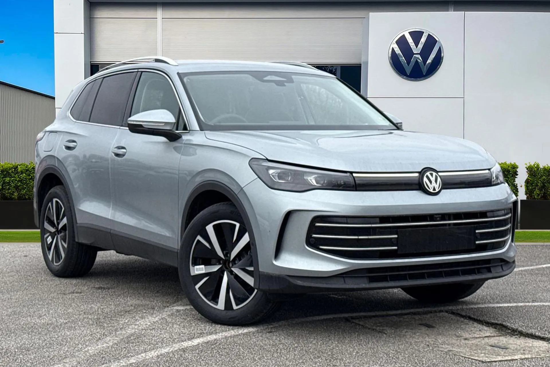  Volkswagen Tiguan 2.0 TDI Elegance DSG Euro 6 (s/s) 5dr Image #1