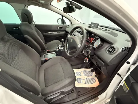 PEUGEOT 5008 1.6 BlueHDi 120 Allure 5dr
