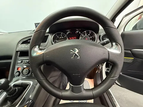 PEUGEOT 5008 1.6 BlueHDi 120 Allure 5dr