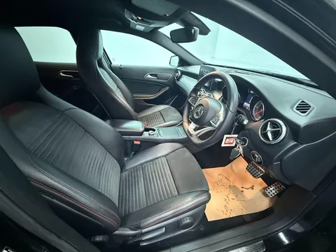 MERCEDES-BENZ GLA GLA 220d 4Matic AMG Line 5dr Auto [Premium]