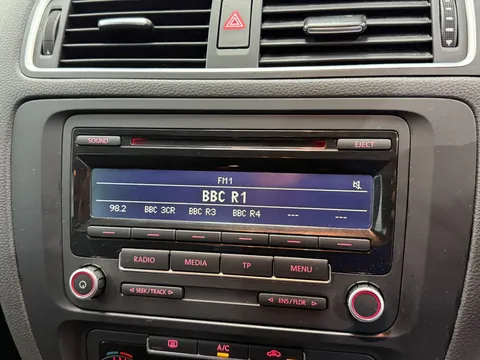 VOLKSWAGEN JETTA 2.0 TDI CR 140 SE 4dr DSG