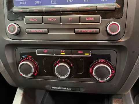 VOLKSWAGEN JETTA 2.0 TDI CR 140 SE 4dr DSG