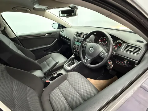 VOLKSWAGEN JETTA 2.0 TDI CR 140 SE 4dr DSG