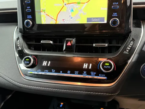 TOYOTA COROLLA 1.8 VVT-i Hybrid Trek 5dr CVT