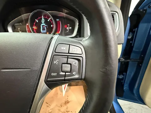 VOLVO S60 D2 [115] SE Lux Nav 4dr