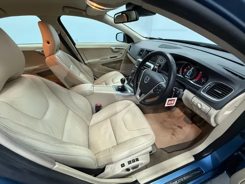 VOLVO S60 D2 [115] SE Lux Nav 4dr