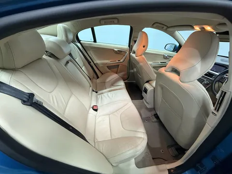 VOLVO S60 D2 [115] SE Lux Nav 4dr