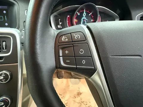 VOLVO S60 D2 [115] SE Lux Nav 4dr