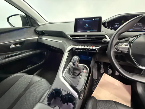 PEUGEOT 5008 1.5 BlueHDi Allure 5dr