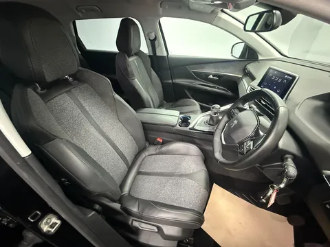 PEUGEOT 5008 1.5 BlueHDi Allure 5dr