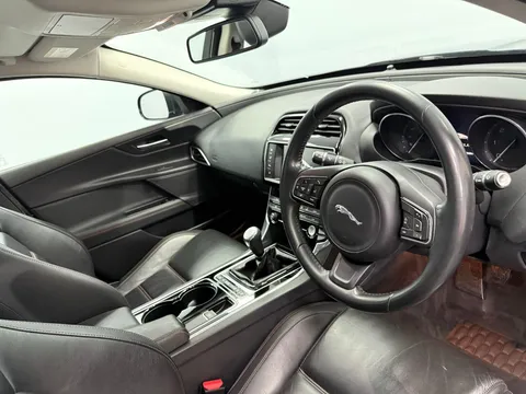 JAGUAR XE 2.0d Prestige 4dr