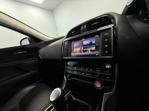 JAGUAR XE 2.0d Prestige 4dr