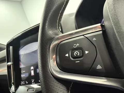 VOLVO XC40 2.0 D4 [190] R DESIGN Pro 5dr AWD Geartronic