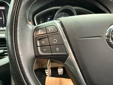 VOLVO V40 T3 [152] R DESIGN Nav Plus 5dr