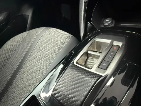 PEUGEOT 208 1.2 Hybrid 100 Allure 5dr e-DSC6