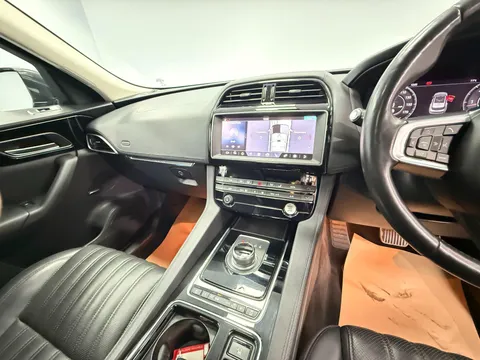 JAGUAR F-PACE 2.0d Portfolio 5dr Auto AWD