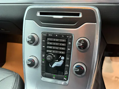 VOLVO XC70 D4 [181] SE Nav 5dr AWD