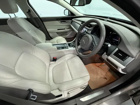 JAGUAR XF 2.0d Prestige 4dr Auto