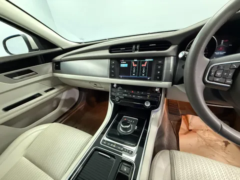 JAGUAR XF 2.0d Prestige 4dr Auto