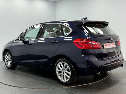 BMW 2 SERIES 220i Luxury 5dr