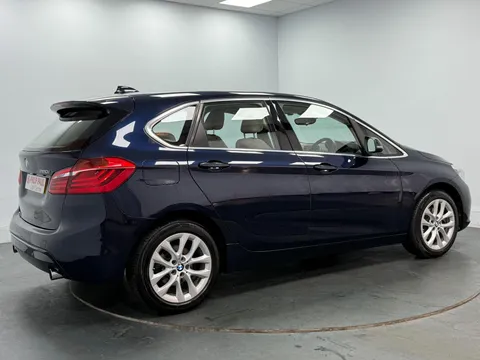BMW 2 SERIES 220i Luxury 5dr