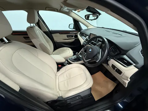 BMW 2 SERIES 220i Luxury 5dr
