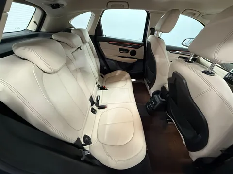BMW 2 SERIES 220i Luxury 5dr
