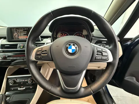 BMW 2 SERIES 220i Luxury 5dr