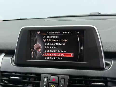 BMW 2 SERIES 220i Luxury 5dr