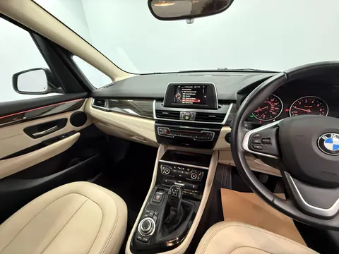 BMW 2 SERIES 220i Luxury 5dr