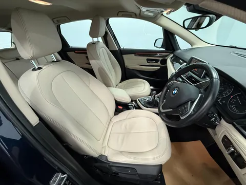 BMW 2 SERIES 220i Luxury 5dr