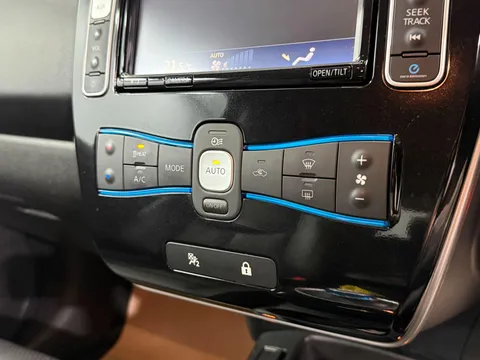 NISSAN LEAF 80kW Tekna 24kWh 5dr Auto