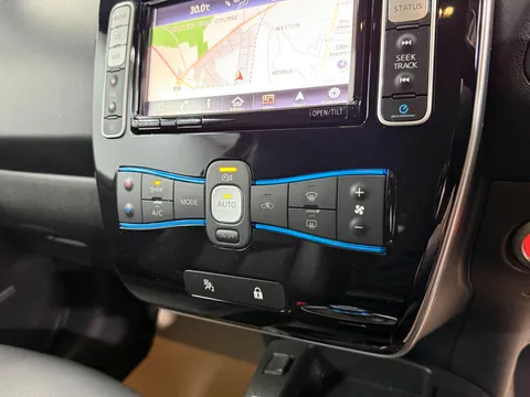 NISSAN LEAF 80kW Tekna 30kWh 5dr Auto