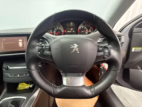 PEUGEOT 308 1.5 BlueHDi 130 Allure 5dr