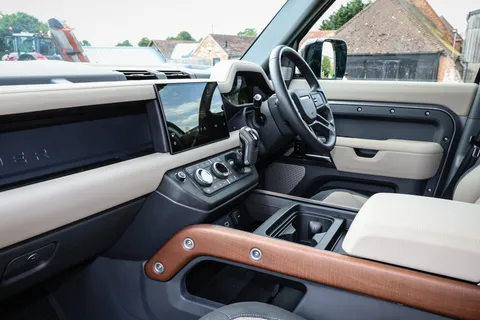 CJ73HCN Land Rover Defender 3.0 D300 X 130 5dr Auto [8 Seat] Thumbnail #16
