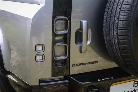 CJ73HCN Land Rover Defender 3.0 D300 X 130 5dr Auto [8 Seat] Thumbnail #9