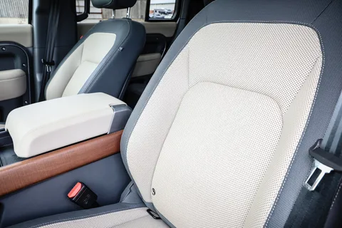 CJ73HCN Land Rover Defender 3.0 D300 X 130 5dr Auto [8 Seat] Thumbnail #18