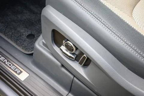 CJ73HCN Land Rover Defender 3.0 D300 X 130 5dr Auto [8 Seat] Thumbnail #21