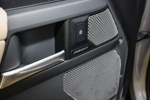 CJ73HCN Land Rover Defender 3.0 D300 X 130 5dr Auto [8 Seat] Thumbnail #23