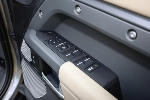 CJ73HCN Land Rover Defender 3.0 D300 X 130 5dr Auto [8 Seat] Thumbnail #27