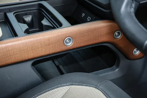 CJ73HCN Land Rover Defender 3.0 D300 X 130 5dr Auto [8 Seat] Thumbnail #31