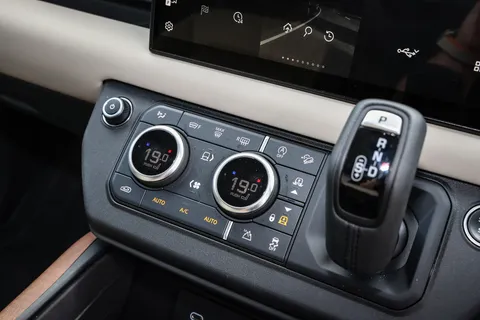 CJ73HCN Land Rover Defender 3.0 D300 X 130 5dr Auto [8 Seat] Thumbnail #34