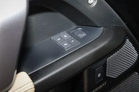 GN22WJL Land Rover Defender 5.0 P525 V8 110 5dr Auto Thumbnail #23