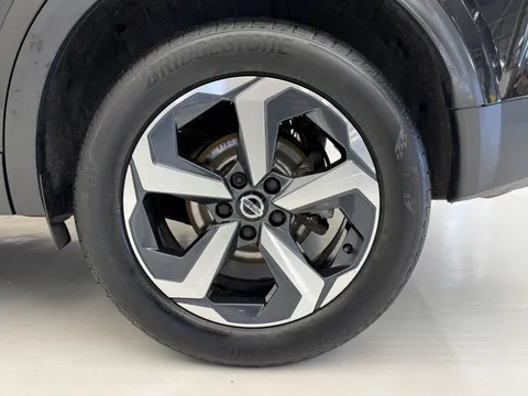 DS71HRW Nissan Qashqai 1.3 DiG-T MH N-Connecta [Glass Roof] 5dr Thumbnail #20