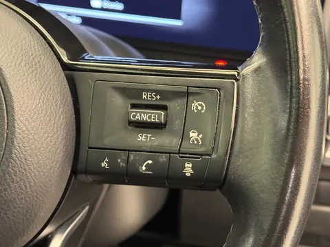 DS71HRW Nissan Qashqai 1.3 DiG-T MH N-Connecta [Glass Roof] 5dr Thumbnail #30