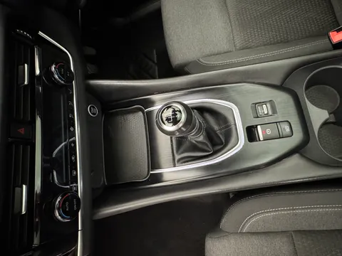 DS71HRW Nissan Qashqai 1.3 DiG-T MH N-Connecta [Glass Roof] 5dr Thumbnail #34