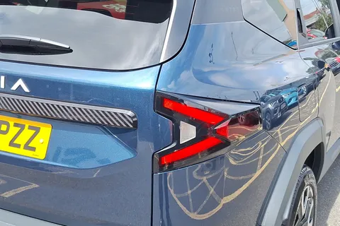 BT25PZZ Dacia Bigster 1.8 Hybrid 155 Journey 5dr Auto Thumbnail #18