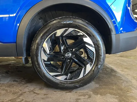 OW24EZV Nissan Qashqai 1.3 DiG-T MH N-Connecta [Glass Roof] 5dr Thumbnail #10